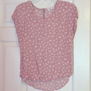 Pink daisy T shirt.